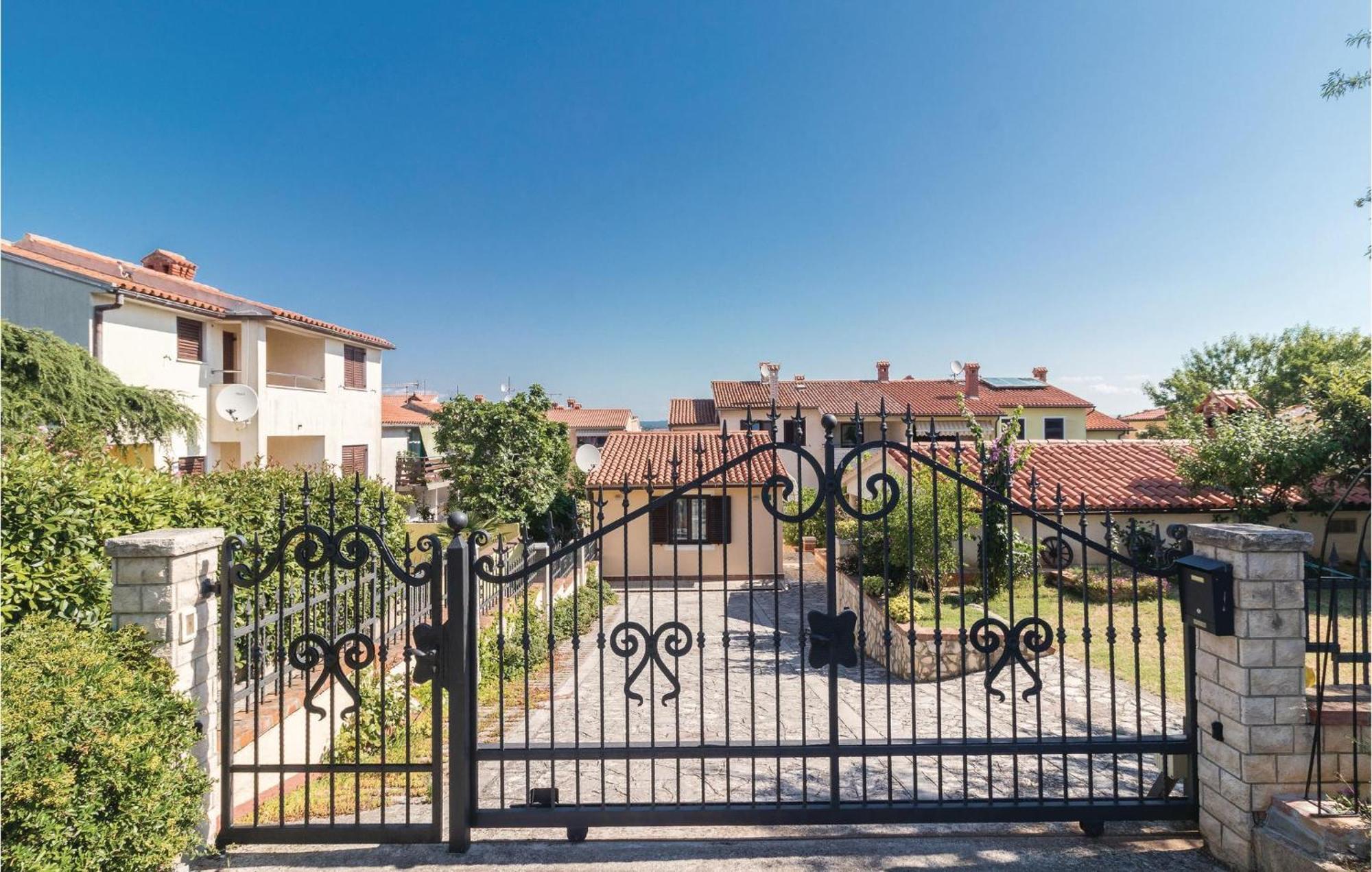 2 Bedroom Amazing Home In Пула Екстер'єр фото